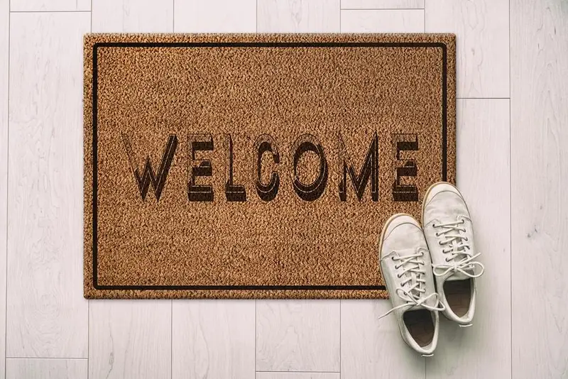 モダンなプリントラグ：エレガント、トレンディ、スタイリッシュな室内装飾。