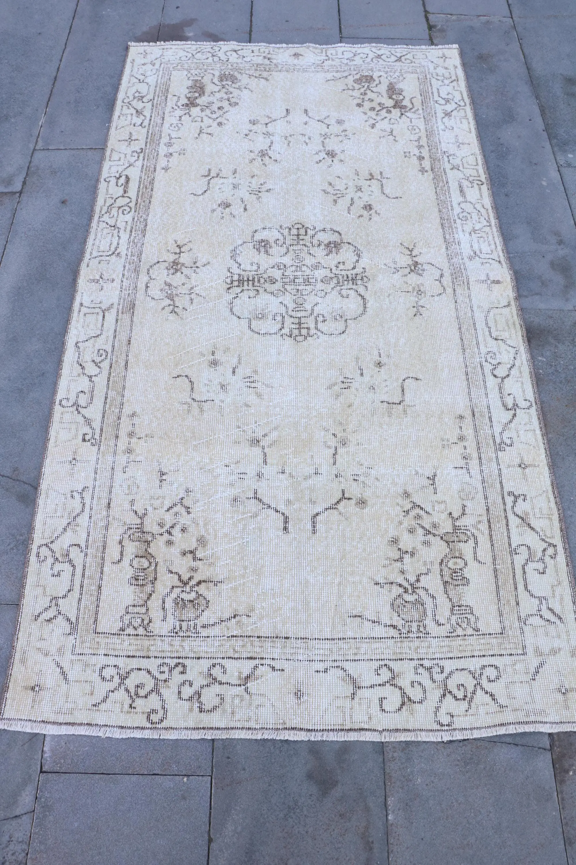 Alfombra vintage turca de 3,5x6,6 pies, alfombra decorativa, alfombra de lana blanca - 1