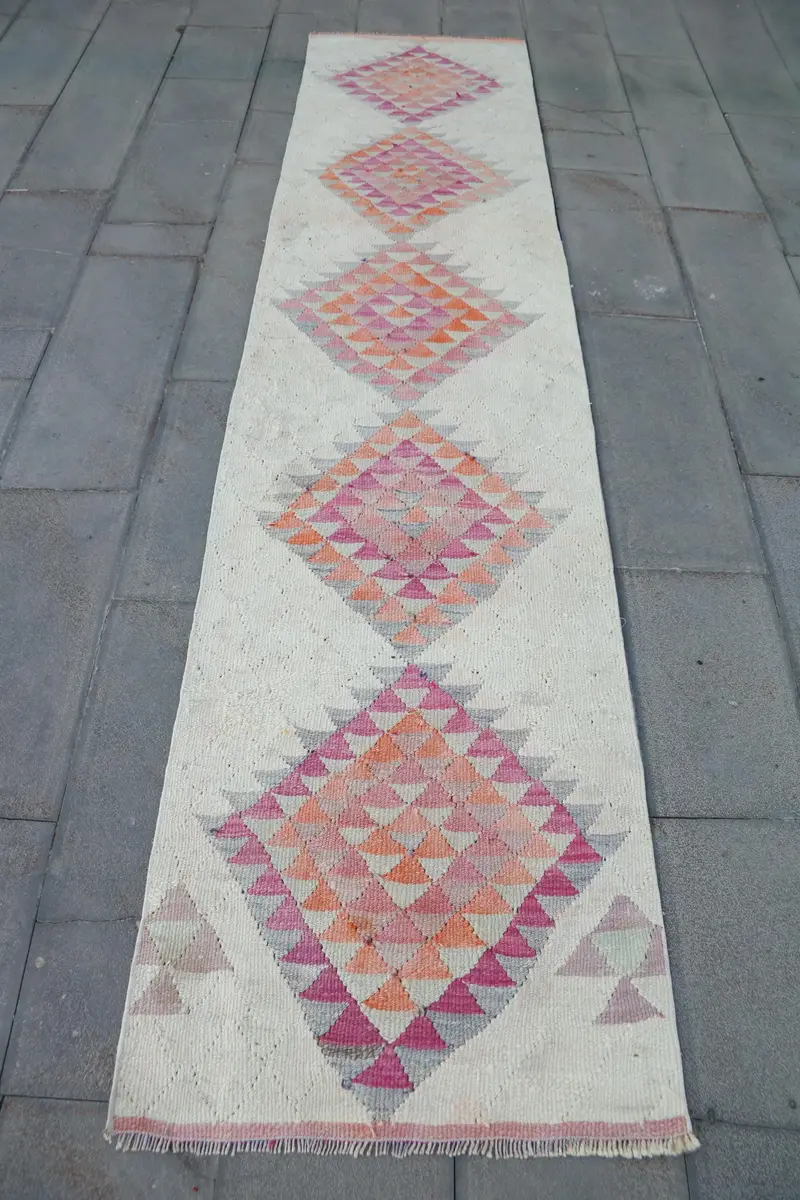 エレガントなホワイトラグ、2.5x10.8フィート、オレンジの花のアクセント付き