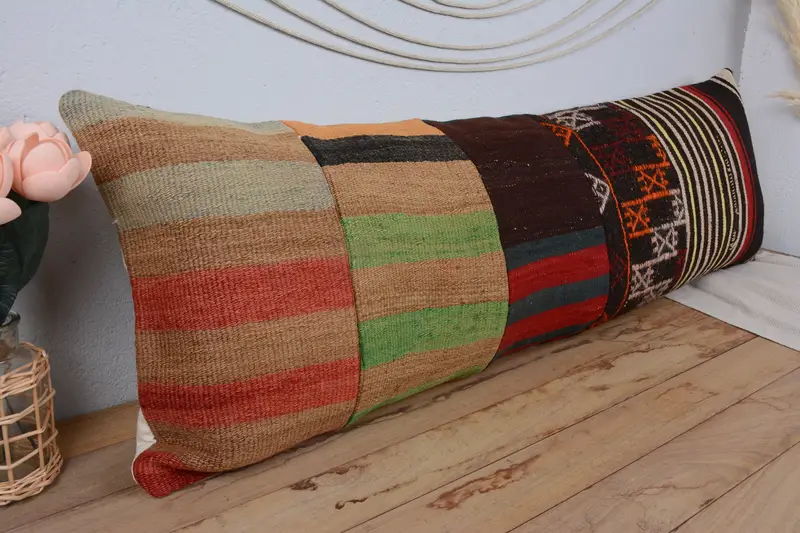 Almohada de tiro de patchwork marrón y rojo hecha a mano, almohada rectangular vintage de 16x48