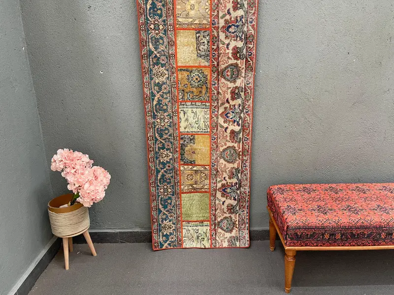 Türkischer Läuferteppich 2,2 x 6,3 Fuß, Vintage Oushak-Wollteppich mit rotem Tiermuster - 1