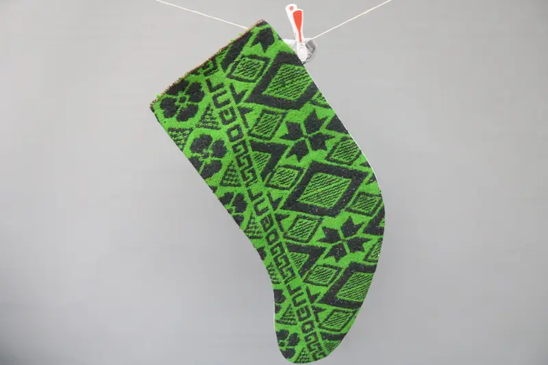 Medias de adornos navideños verdes y marrones, decoración festiva navideña