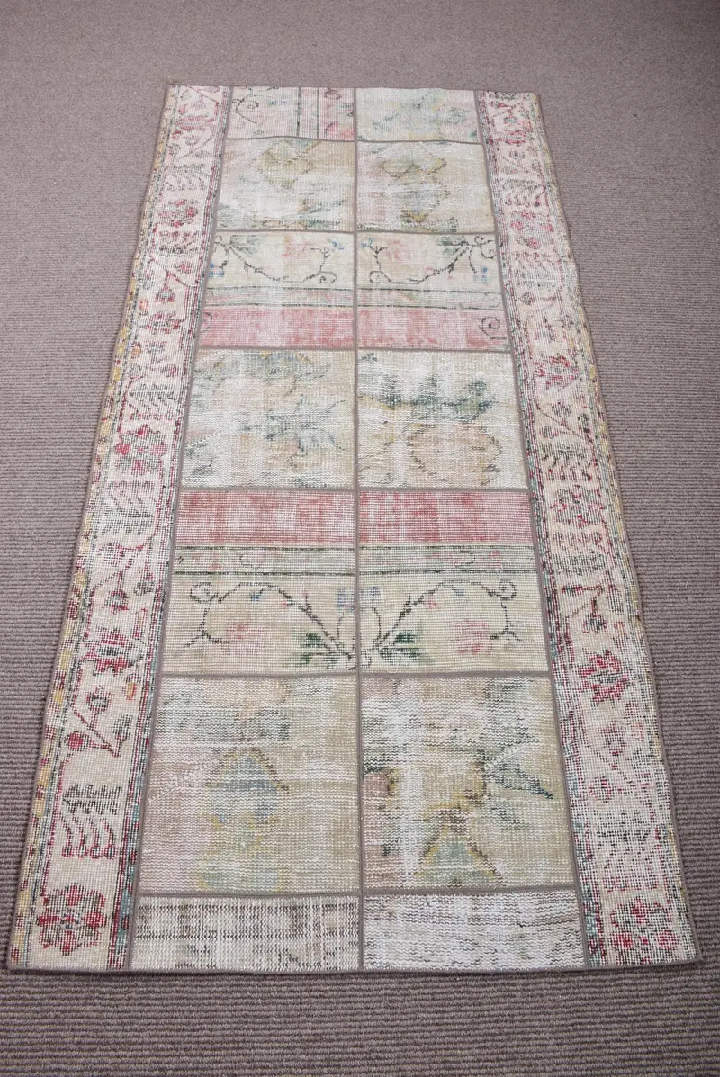 グリーンイカットラグ、3.3x6.9フィート、レッドアクセント付き