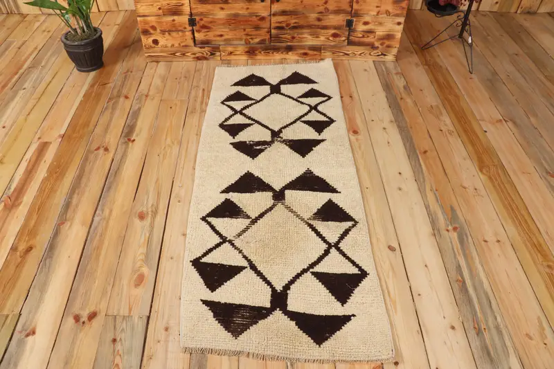 Alfombra turca vintage, alfombra pequeña de 2,2x5,2 pies (66x160 cm), alfombra de lana marroquí blanca - 1