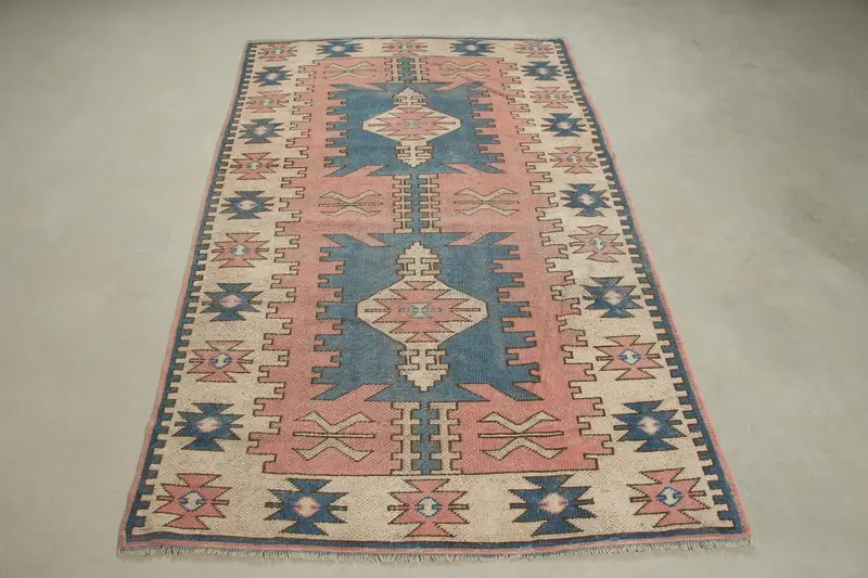 Zarif Pembe ve Mavi Halı, 4x6 ft Bordürlü Tasarım