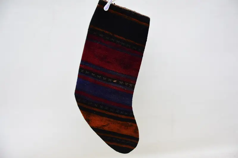 Festlicher Strumpf mit Weihnachtsornamenten in Rot und Bronze, gemütlicher Weihnachtsstrumpf