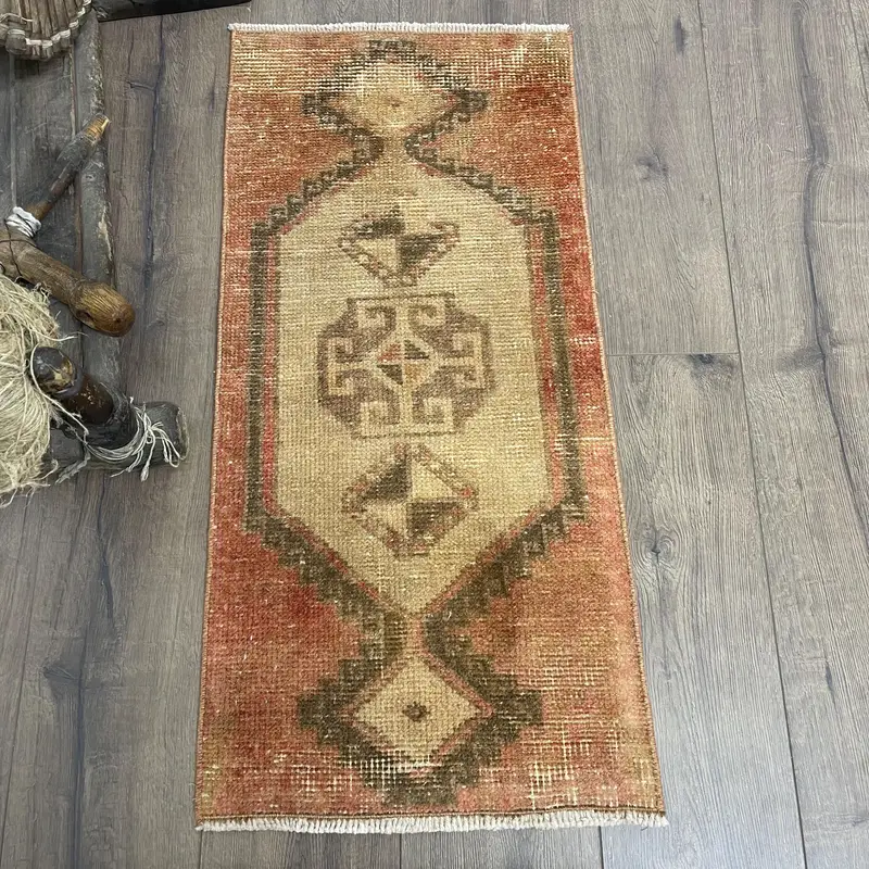 エレガントなベージュのモロッコ風ラグ、1.4x3フィート、レッドアクセント付き