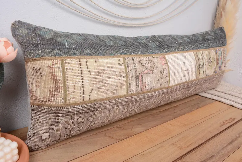 Almohada de lanzamiento de patchwork beige y gris hecha a mano, almohada rectangular vintage