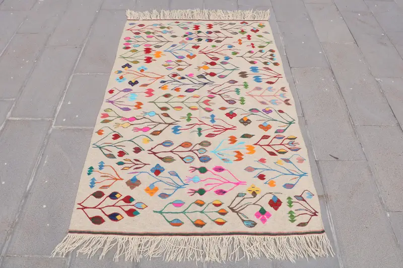 Zarif Bej ve Kırmızı Çiçekli Halı, 4x6 ft Şık Dekor