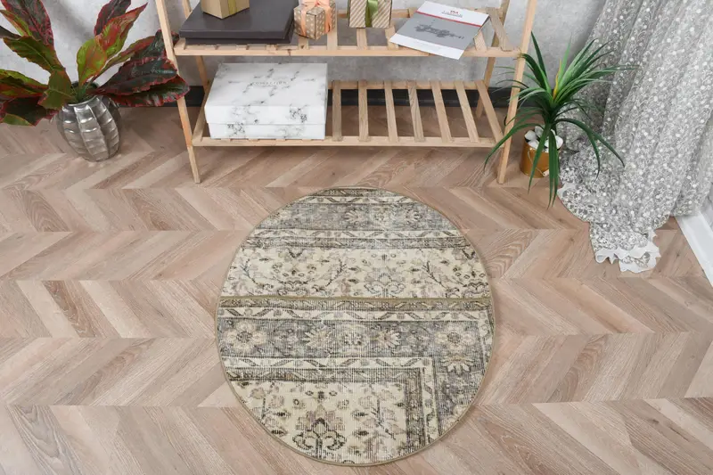 Eleganter beige-grauer Teppich, 2,5 x 3 Fuß großes Polka-Dot-Design