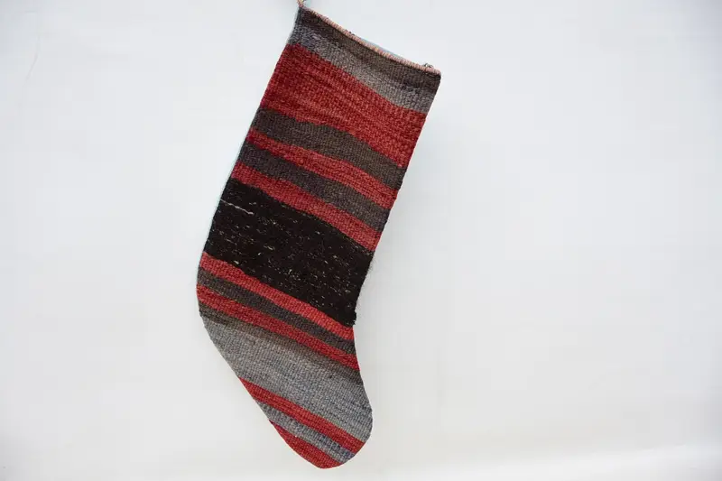 Medias navideñas rojas con adornos, decoración festiva