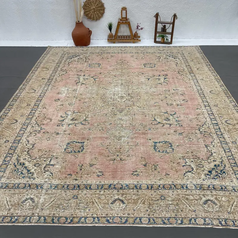 ヴィンテージ Oushak オーバーサイズ ラグ 11x13.8 フィート (335x420 cm)、トルコ ピンク ボーダー ウール ラグ - 1