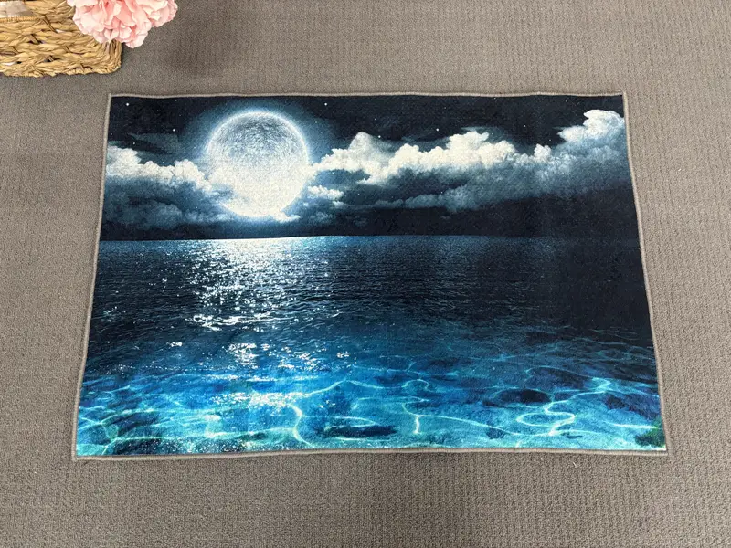 Moderner bedruckter Teppich: Meer- und Mondlandschaft für Mondliebhaber
