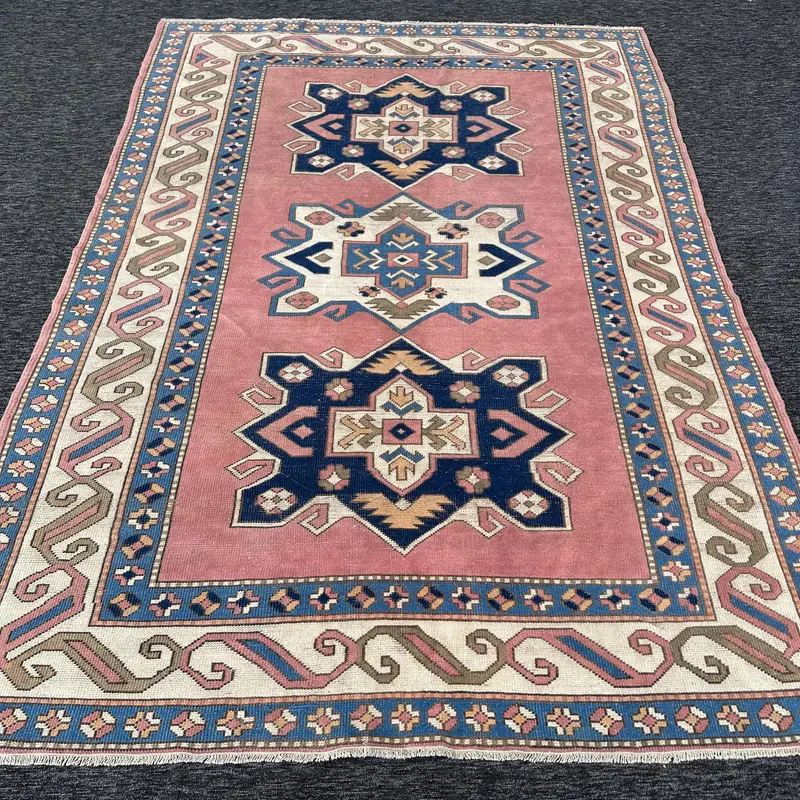 ピンクとブルーの花柄ラグ、5.2x8.9フィートのシックな装飾