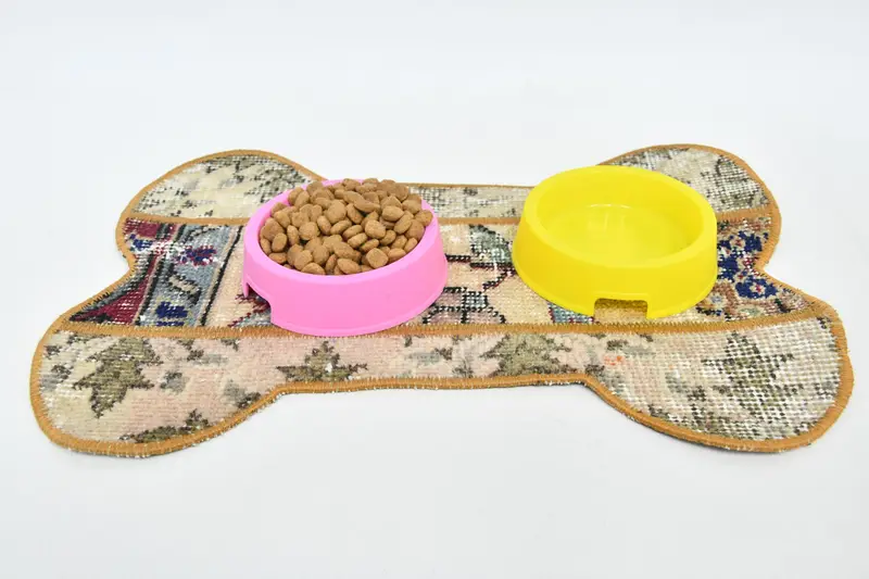 ボヘミアン ラウンド ウール プレースマット、グリーンとベージュの伝統的なプレースマット