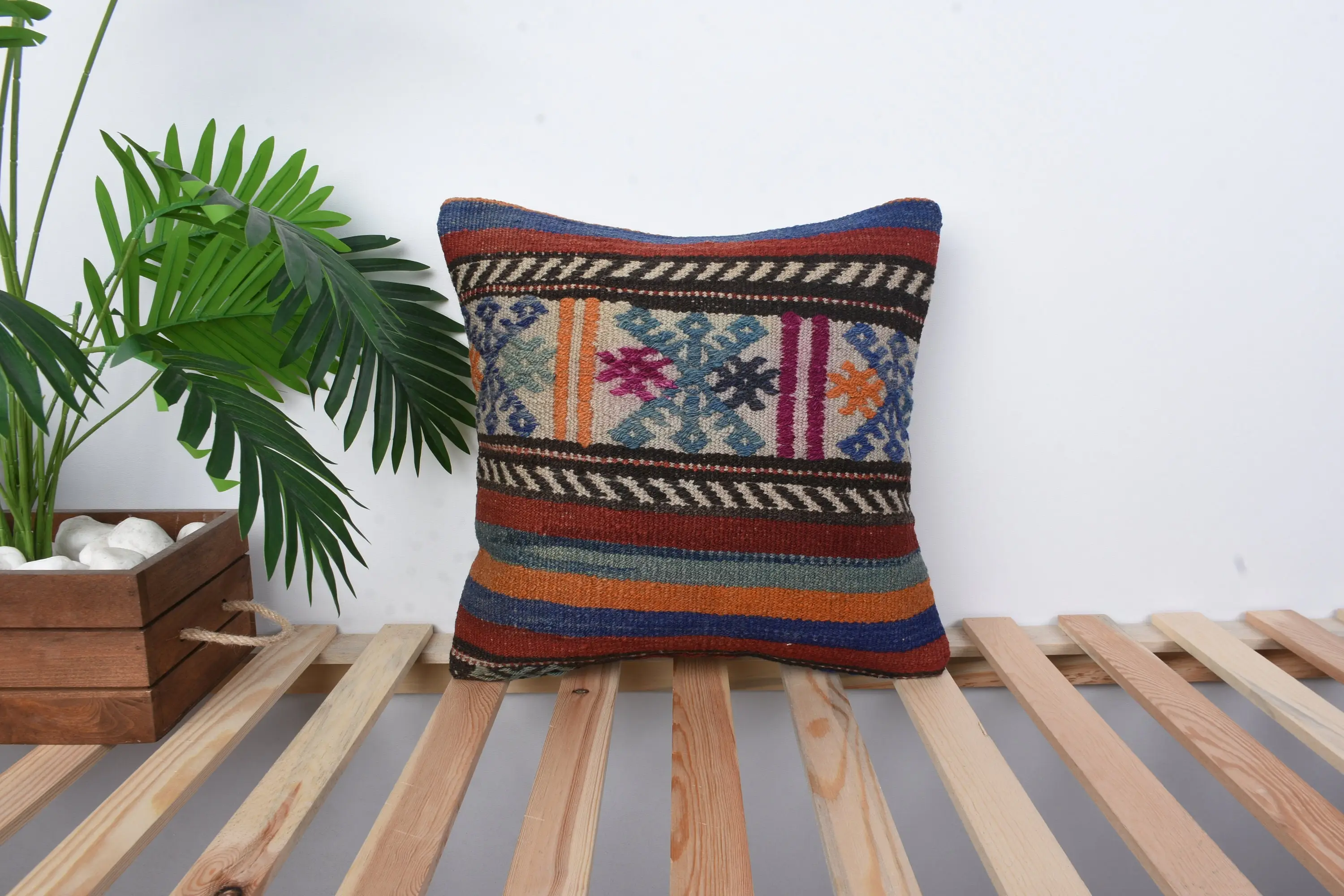 Kırmızı ve mavi çizgili dekoratif yastık, 16x16 inç kare yastık - 1