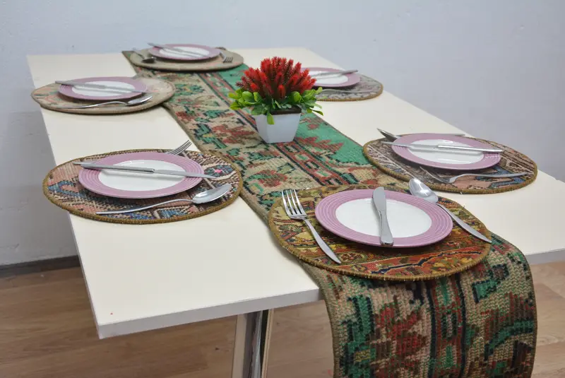 Manteles individuales rectangulares bohemios en azul y rojo, perfectos para celebraciones culturales