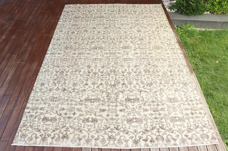 手作りのベージュ&ブラウンの花柄ラグ、0.6x10フィート