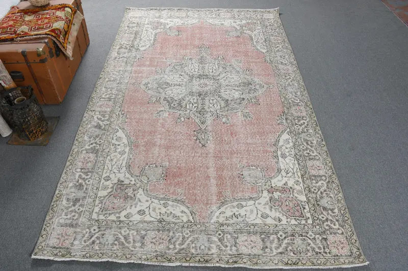 Großer Vintage-Teppich 5,7 x 9,8 Fuß, roter abstrakter türkischer Wollteppich - 1