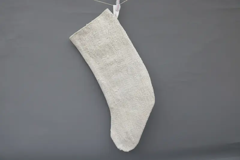 Medias navideñas beige elegantes con adornos blancos, decoración festiva