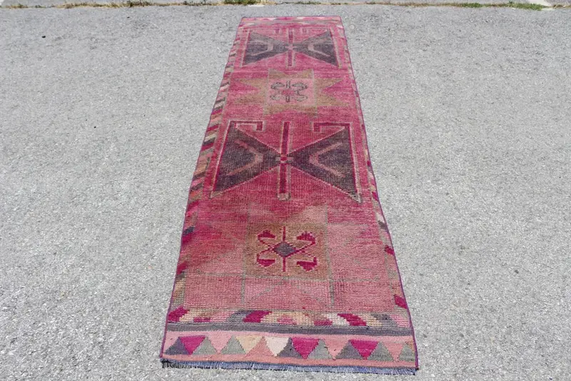 Türk Vintage Halı, 2.7x10.2 ft Herki Halı, Kırmızı Gri Bordürlü Yün Halı - 1