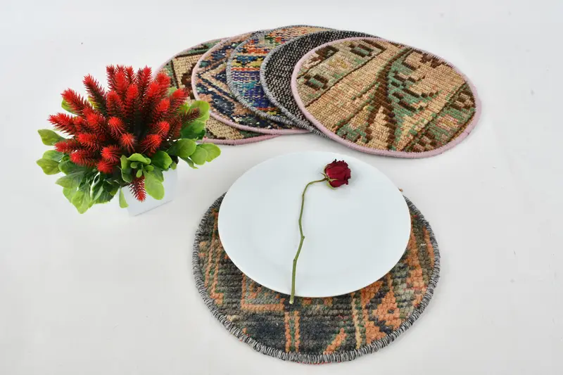 ブラウンとブロンズのサークルプレースマット、エレガントなダイニングルームの装飾