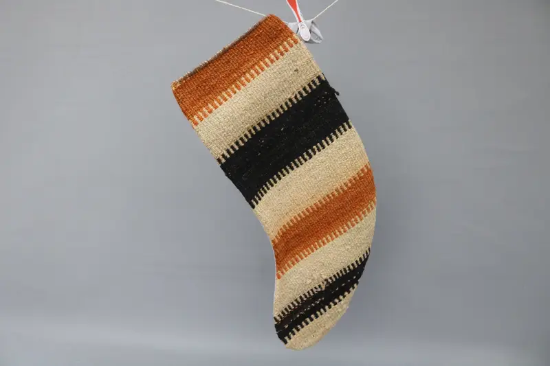 Medias navideñas rojas con adornos beige, decoración festiva