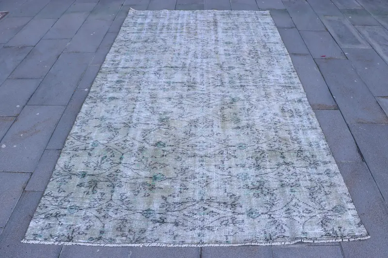 Türkischer Oushak-Teppich, 1,5 x 2,5 m, Vintage-Teppich aus graublauer Wolle mit Blumenmuster - 1