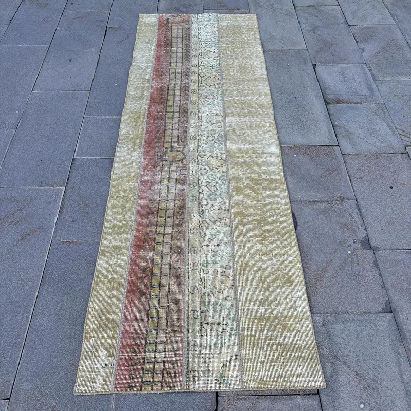 エレガントなグリーンラグ、2.4x7.6フィート、微妙なレッドアクセント付き