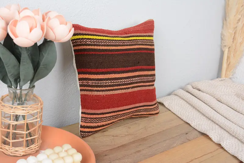 Rot-braun gestreiftes Kissen, Vintage besticktes Kissen