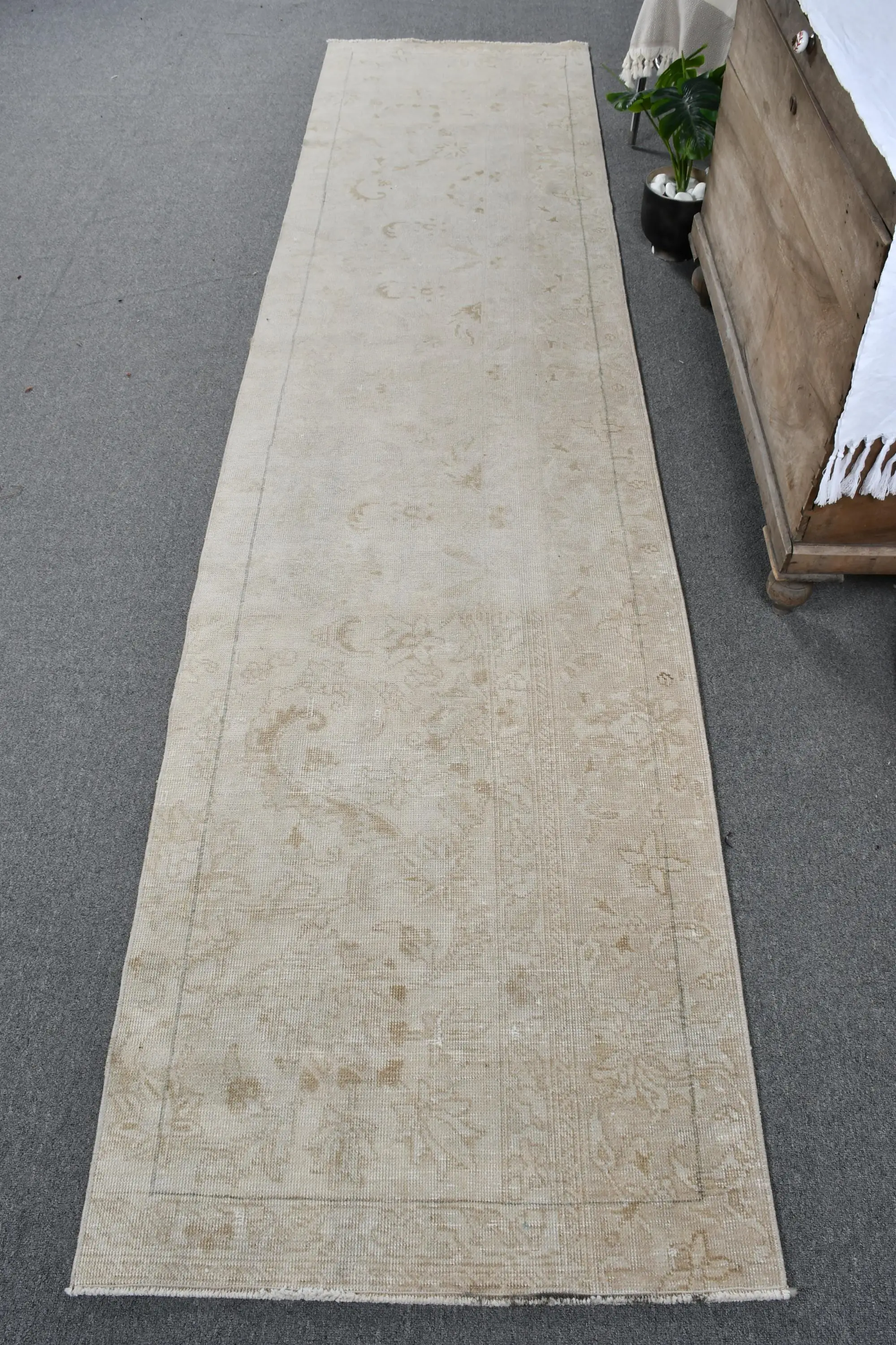 Eleganter beigefarbener Orientteppich, 2,6 x 11,2 Fuß mit braunen Akzenten - 1