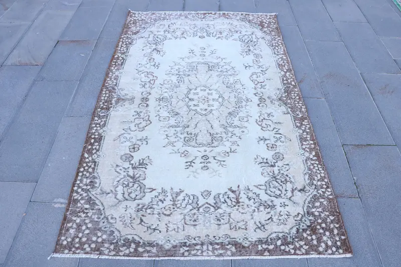 Elegante alfombra Ikat beige, acento elegante para el espacio habitable de 4x6 pies