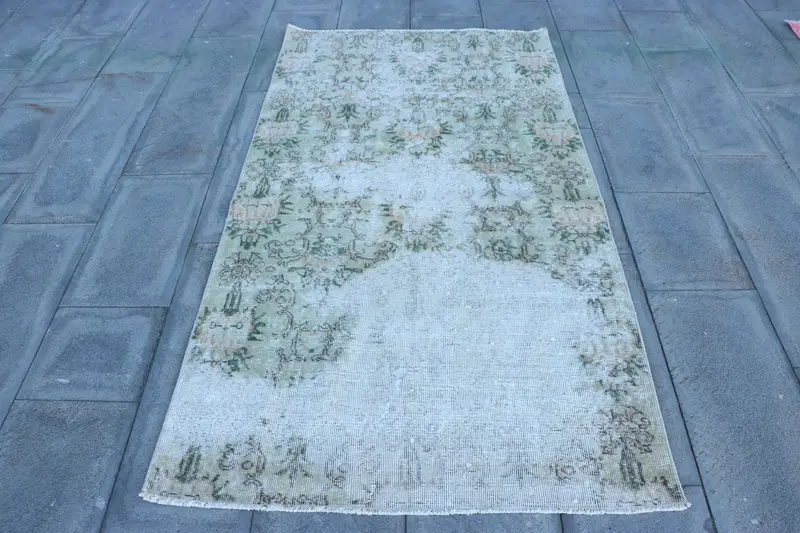 Eleganter Teppich in Grün und Beige, 3,5 x 6,5 Fuß großes Randdesign