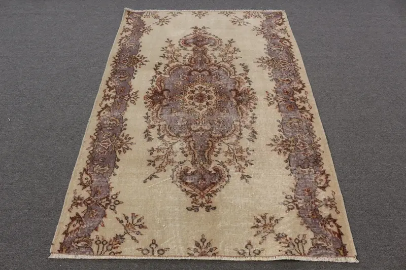 Eleganter beigefarbener Orientteppich, 5,8x5,74 Fuß, graue Akzente