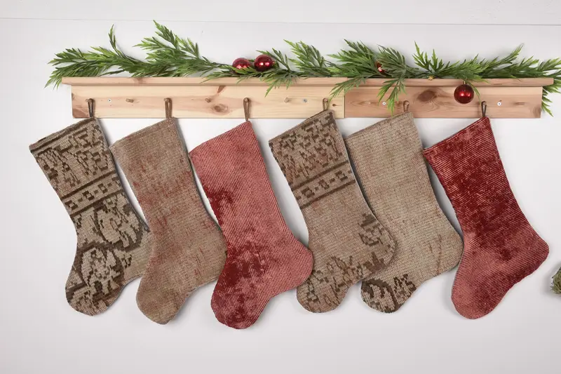 エレガントなベージュのクリスマス ストッキング、茶色の装飾品、お祝いの休日の装飾