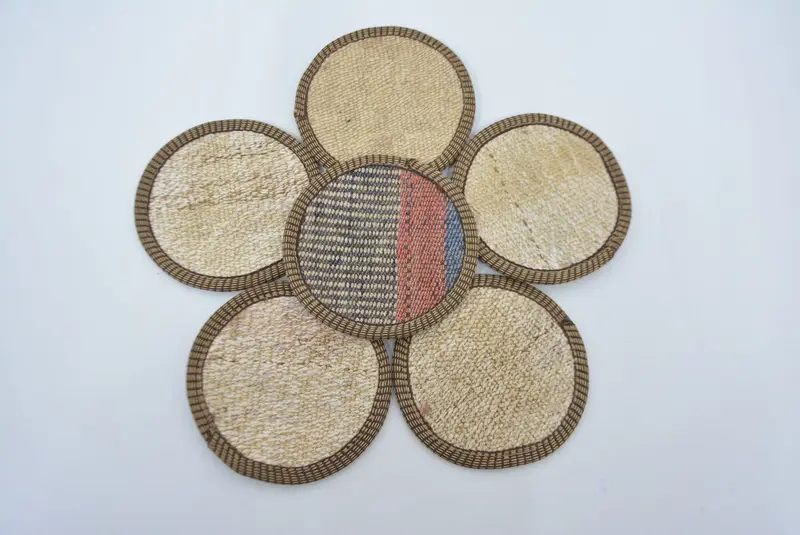 Zarif Bej ve Kırmızı Bardak Altlığı, Dayanıklı ve Şık Bardak Altlığı