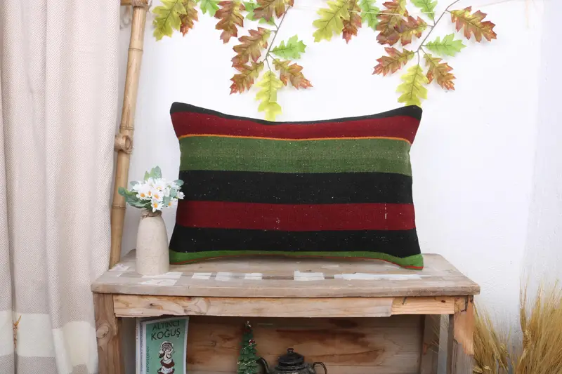 Rot-braun gestreiftes Kissen, Vintage besticktes Kissen