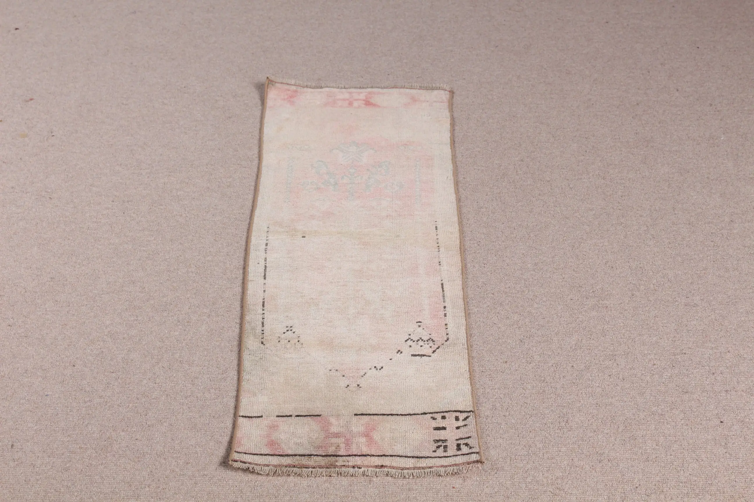 Türkischer kleiner Teppich 1,3 x 3,7 Fuß, weißer Vintage-Wollteppich aus dem Südwesten - 1
