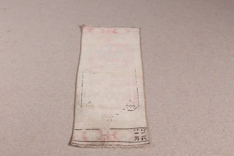 Alfombra beige del suroeste, 1,3 x 3,7 pies con detalles en rojo