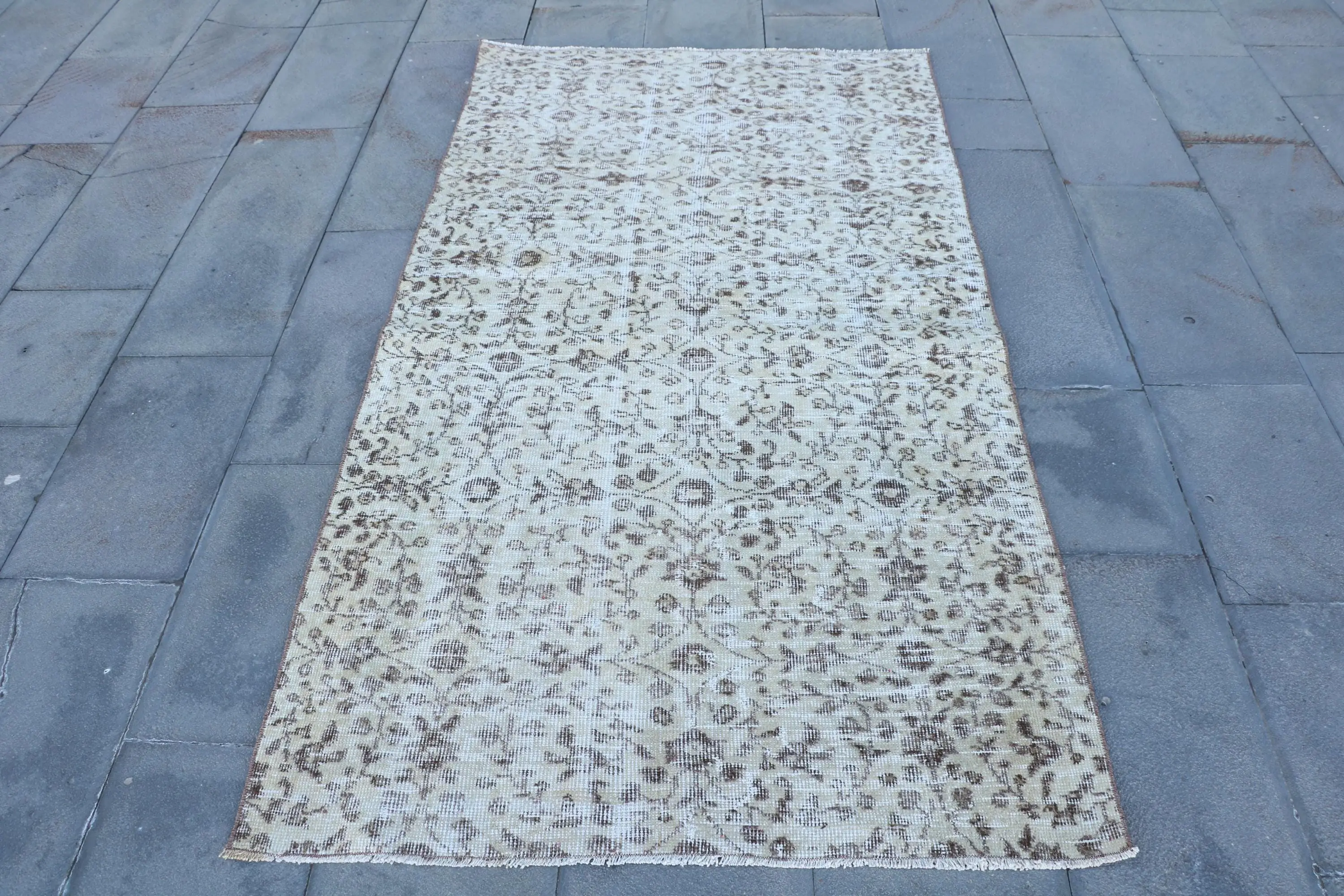 Türkischer Vintage-Teppich, Fläche 109 x 203 cm, weißer Wollteppich - 1