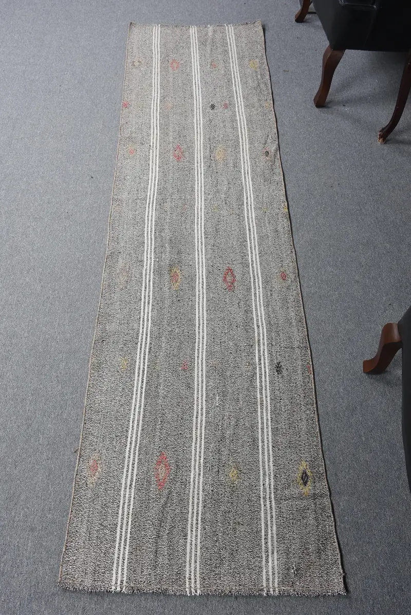 Türkischer Kelim-Läuferteppich, 2,2 x 8 Fuß (66 x 244 cm), massiver Vintage-Teppich in Grau - 1