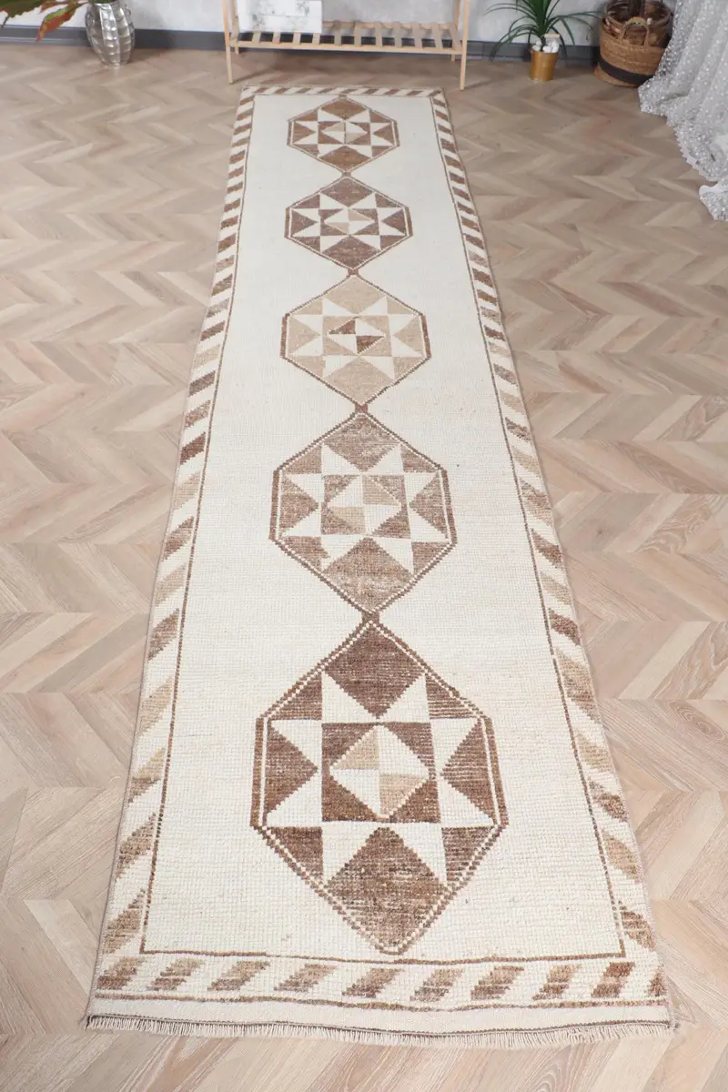 Handgefertigter beige Ikat-Teppich, 2,3 x 12,1 Fuß, elegantes Dekor