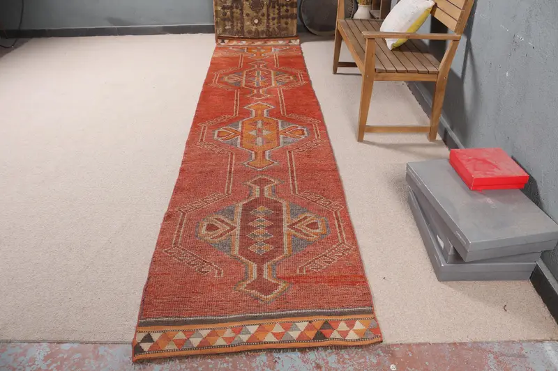 Orangefarbener, rosa gepunkteter Teppich, 2,8 x 11,9 Fuß