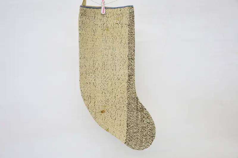 ベージュのクリスマス ストッキング、茶色の装飾品、お祝いの休日の装飾