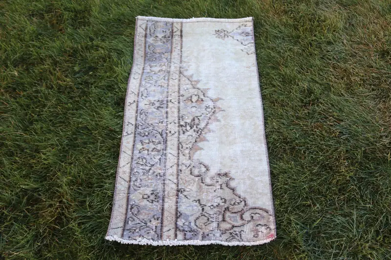 Alfombra turca vintage, alfombra pequeña de 1,7x3,2 pies (51x98 cm), alfombra de lana patchwork blanca - 1