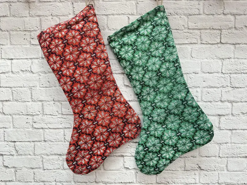 Calcetín navideño con estampado floral: regalo y decoración navideña elegante