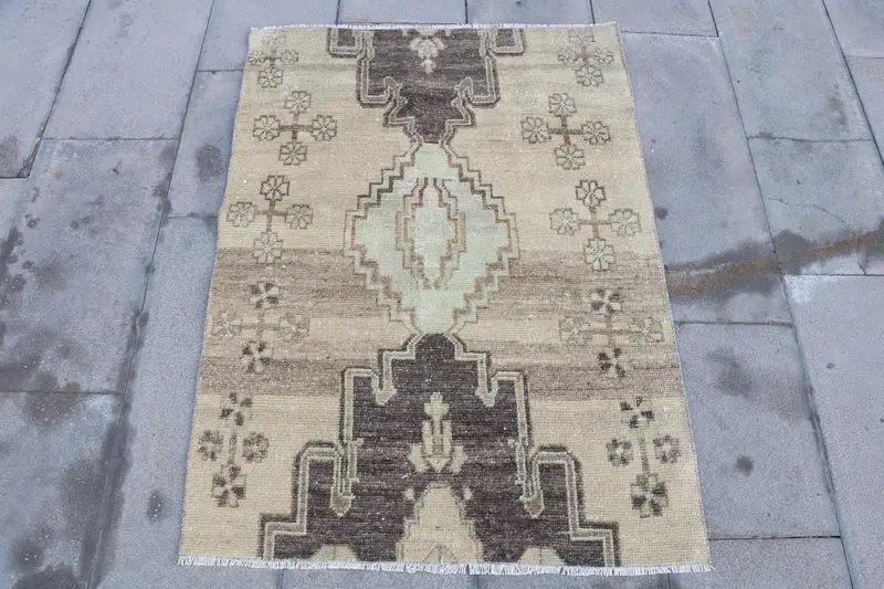 Eleganter beigefarbener marokkanischer Teppich, 2,8 x 3,8 Fuß, schickes Dekor