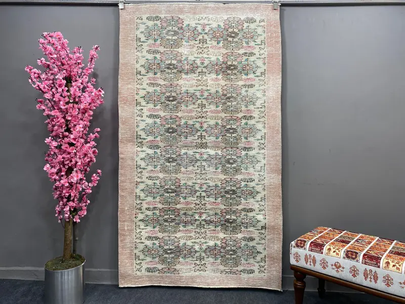 Pembe Geometrik Halı, Çiçek Motifli 3,7x6,4 ft