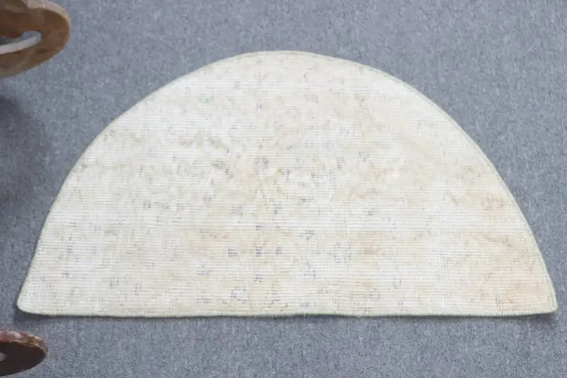 Vintage Halı, 2.5x1.5 ft Yuvarlak Halı, Beyaz Gri Oushak Yün Halı - 1