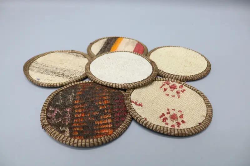 ユニークなストライプのコースターセット、滑り止めの白と赤のコースター